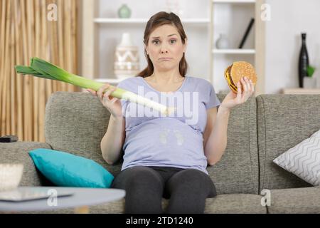 Unsicher, dass schwangere Frau nicht weiß, was sie essen soll Stockfoto