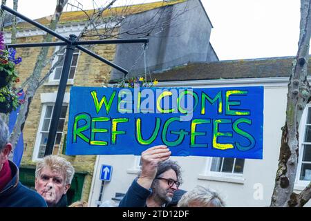 Mahnwache für die Ukraine nach der russischen Invasion der Ukraine im Jahr 2022 in Truro, Cornwall. Stockfoto