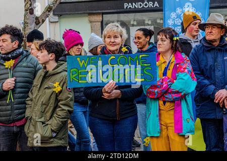 Mahnwache für die Ukraine nach der russischen Invasion der Ukraine im Jahr 2022 in Truro, Cornwall. Stockfoto