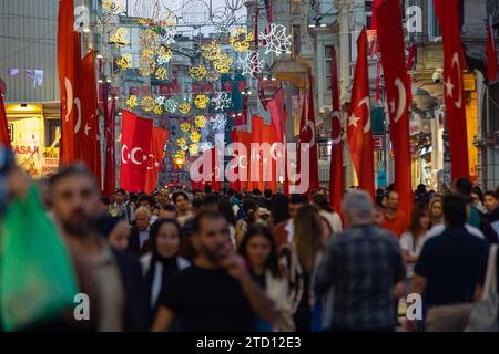 Türkische Leute mit türkischen Fahnen in der Istiklal Avenue. Nationalfeiertage von Turkiye Konzeptfoto. Istanbul Turkiye - 10.28.2023 Stockfoto