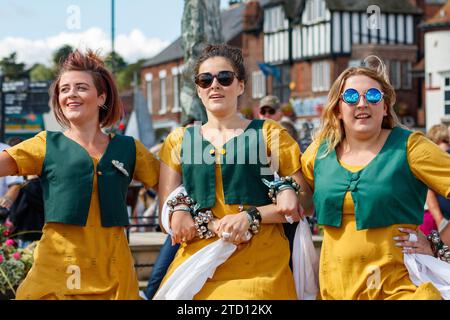 morris-Tänzerinnen mit Martha Rhodens Tuppenny-Gericht bei der Whitby Folk Week im Jahr 2016 Stockfoto