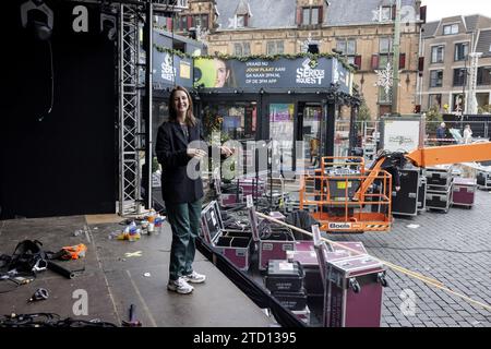 NIJMEGEN - 3FM DJ Sophie Hijlkema gibt eine Führung durch das Glashaus auf dem Grote Markt. Der Radiosender NPO 3FM setzt sich mit Serious Request für die als Netherlands Foundation ein. ANP MARCEL KRIJGSMAN niederlande raus - belgien raus Stockfoto