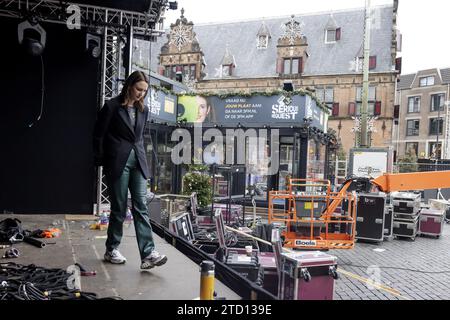 NIJMEGEN - 3FM DJ Sophie Hijlkema gibt eine Führung durch das Glashaus auf dem Grote Markt. Der Radiosender NPO 3FM setzt sich mit Serious Request für die als Netherlands Foundation ein. ANP MARCEL KRIJGSMAN niederlande raus - belgien raus Stockfoto