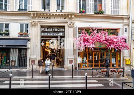 Der Eingang zur Passage Verdeau, einer überdachten Einkaufspassage in der Rue du Faubourg Montmartre im 9. Arrondissement von Paris, Frankreich Stockfoto