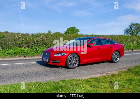 2016 Red British Jaguar XJ D V6 PORTFOLIO 2993 ccm Diesel 8-Gang-Automatikgetriebe, Stockfoto