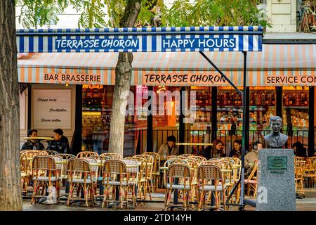 Leute sitzen draußen auf der Terrasse von Terrasse Choron, Restaurant Café im 9. Arrondissement von Paris, Frankreich Stockfoto