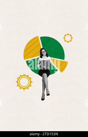 Vertikale Foto-Collage der jungen Geschäftsfrau, die Laptop hält, denken, die Unternehmensarbeit analysieren formelle Kleidung schön auf beigem Hintergrund Stockfoto
