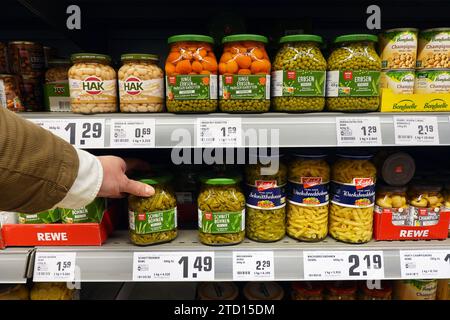 Gemüsegläser in einem Laden Stockfoto