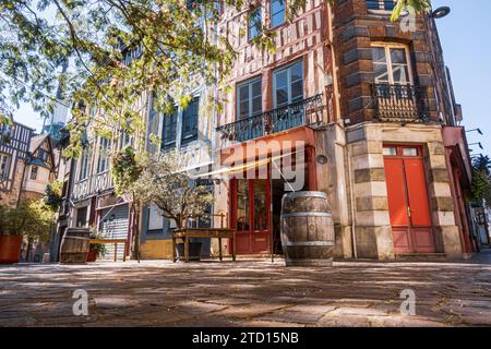 Typische Fachwerkhäuser und Bar im Stadtzentrum von Rouen. Fotografie in der Normandie, Frankreich Stockfoto