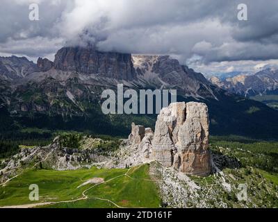 Blick auf Cinque Torri mit dem Tofane-Berg im Hintergrund bedeckt mit Wolken. Berühmter Bergsteiger und Bergsteiger in den Dolomiten, Italien. Stockfoto