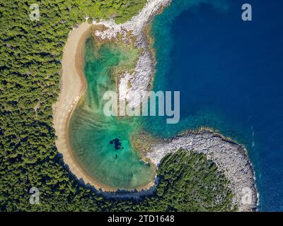 Blick auf einen Strand auf der Insel Mljet in Kroatien. Kleine Bucht, perfekt zum Schwimmen in der Adria. Mittelmeerküste. Stockfoto