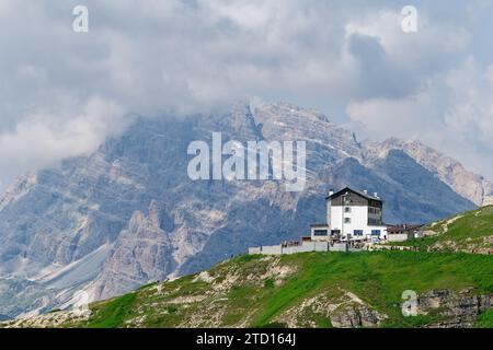 Blick auf das Rifugio Auronzo in den Dolomiten, Italien. Das Berghaus liegt auf einer Höhe von 2.333m. Stockfoto