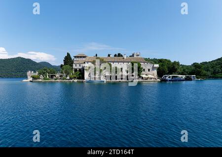 Insel Heilige Maria im Nationalpark Mljet, Kroatien. Die Kirche und das Benediktinerkloster auf St. Marias Insel auf Mljet. Stockfoto