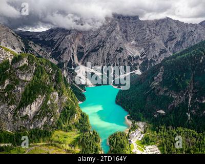 Aus der Vogelperspektive über den Pragser Wildsee oder den Pragser Wildsee in den Dolomiten mit Wolken bedecktem Seekofel. Einer der schönsten Seen Italiens Stockfoto