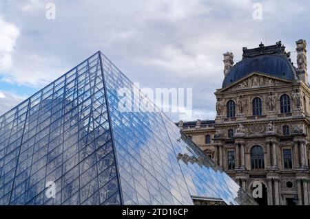 Die Pyramide des Louvre, eine architektonische Meisterleistung, die das Museum selbst symbolisiert. Ort von künstlerischer und kultureller Bedeutung in Paris, Frankreich. Stockfoto