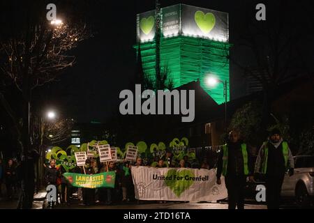 London, Großbritannien. Dezember 2023. Mitglieder der Grenfell Community und Unterstützer nehmen am Grenfell Silent Walk rund um West Kensington Teil. Die Veranstaltung wurde anlässlich des sechseinhalbjährigen Jubiläums des Grenfell Tower Brandes am 14. Juni 2017 organisiert, bei dem 72 Menschen starben und über 70 verletzt wurden. Die Grenfell Tower Inquiry kam im November 2022 zu dem Schluss, dass alle Todesfälle im Brand vermeidbar waren, aber noch keine Strafverfolgung eingeleitet wurde. Quelle: Mark Kerrison/Alamy Live News Stockfoto