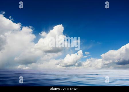 Ruhiges Meer und blauer Himmel mit geschwollenen weißen Wolken Stockfoto