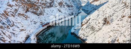 Ankara-Kars (Dieselzug) Eastern Express-Zug bei Regen, Erzincan, Türkei. Die Fahrt mit dem Eastern Express dauert 24 Stunden zwischen Ankara und Kars. Stockfoto