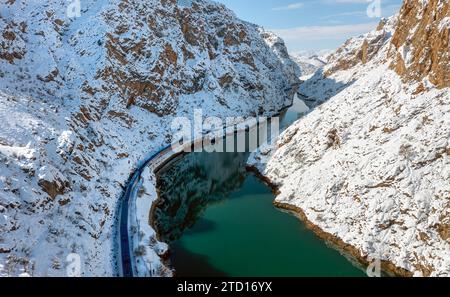 Ankara-Kars (Dieselzug) Eastern Express-Zug bei Regen, Erzincan, Türkei. Die Fahrt mit dem Eastern Express dauert 24 Stunden zwischen Ankara und Kars. Stockfoto