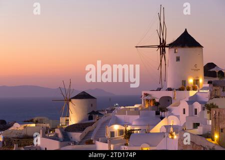 Windmühlen über dem Mittelmeer, Oia, Santorin, Griechenland Stockfoto