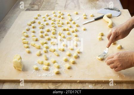 Herstellung hausgemachter handgemachter Gnocchi Stockfoto