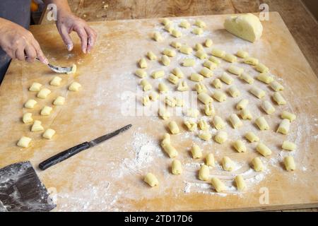 Herstellung hausgemachter handgemachter Gnocchi Stockfoto