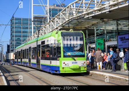 Londoner Straßenbahnen warten an einer Haltestelle vor dem Bahnhof East Croydon, Croydon, England. Stockfoto