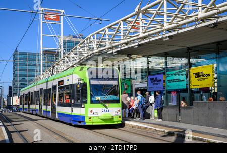 Londoner Straßenbahnen warten an einer Haltestelle vor dem Bahnhof East Croydon, Croydon, England. Stockfoto