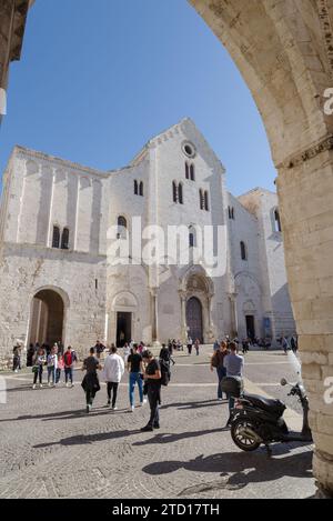 Fassade der Basilika St. Nikolaus im romanischen normannischen Stil in Bari, Apulien, Italien Stockfoto
