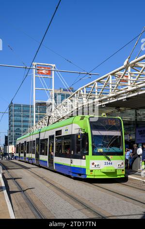 Londoner Straßenbahnen warten an einer Haltestelle vor dem Bahnhof East Croydon, Croydon, England. Stockfoto