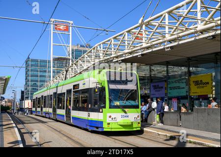 Londoner Straßenbahnen warten an einer Haltestelle vor dem Bahnhof East Croydon, Croydon, England. Stockfoto