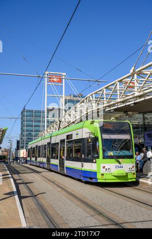 Londoner Straßenbahnen warten an einer Haltestelle vor dem Bahnhof East Croydon, Croydon, England. Stockfoto