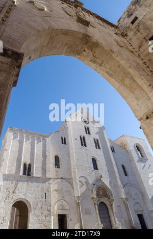 Fassade der Basilika St. Nikolaus im romanischen normannischen Stil in Bari, Apulien, Italien Stockfoto