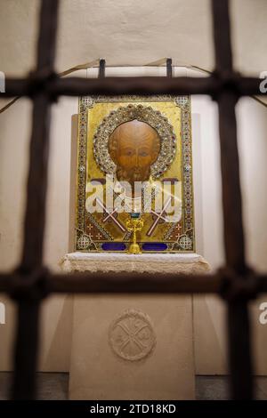 Das Symbol des Heiligen Nikolaus in der Krypta der Basilika des Heiligen Nikolaus in Bari, Apulien, Italien Stockfoto