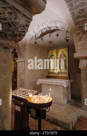 In der Krypta der Päpstlichen Basilika St. Nikolaus in Bari, in der Region Apulien in Süditalien Stockfoto