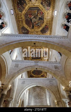 UNESCO-Weltkulturerbe. Herrliche Decke in der Basilika San Nicola, Bari, Apulien, Italien Stockfoto