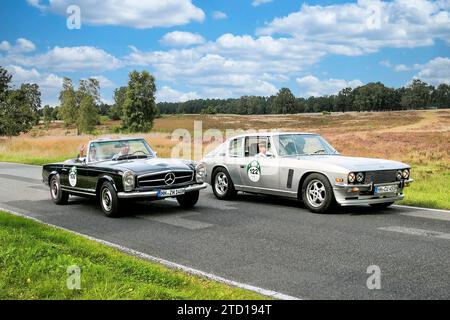 Von 10. Auto-Bild Klassik Hamburg-Berlin vom 24.-26.08.2017 Gemarkung Undeloh in der Lüneburger Heide. Im-Foto: Jensen Interceptor Mk II Nr.122 BJ.1971 ccm7400 PS385 und Mercedes-Benz 280 SL Nr.106 BJ.1969 ccm2748 PS170 *** ab 10 Auto Bild Klassik Hamburg Berlin vom 24 26 08 2017 Bezirk Undeloh in der Lüneburger Heide im Foto Jensen Interceptor Mk II Nr. 122 BJ 1971 ccm7400 PS385 und Mercedes Benz 280 SL Nr. 106 BJ 1969 ccm2748 PS170 Stockfoto