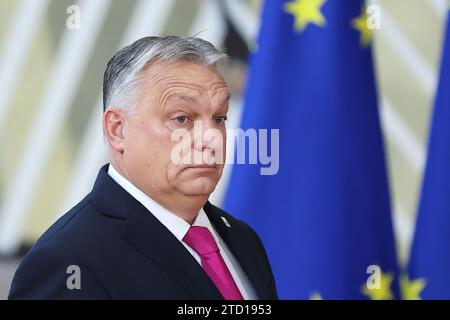 (231215) -- BRÜSSEL, 15. Dezember 2023 (Xinhua) -- Ungarns Premierminister Viktor Orban trifft am 14. Dezember 2023 zu einem Treffen der Staats- und Regierungschefs der Europäischen Union (EU) in Brüssel, Belgien, ein. Charles Michel, Präsident des Europäischen Rates, schlug ein Paket von 50 Milliarden Euro (54,63 Milliarden US-Dollar) vor, um die langfristige Stabilität der Ukraine zu gewährleisten. Während dieser Vorschlag von den meisten EU-Mitgliedstaaten unterstützt wird, steht Ungarn dagegen. (Xinhua/Zhao Dingzhe) Stockfoto