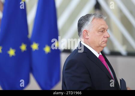 (231215) -- BRÜSSEL, 15. Dezember 2023 (Xinhua) -- Ungarns Premierminister Viktor Orban trifft am 14. Dezember 2023 zu einem Treffen der Staats- und Regierungschefs der Europäischen Union (EU) in Brüssel, Belgien, ein. Charles Michel, Präsident des Europäischen Rates, schlug ein Paket von 50 Milliarden Euro (54,63 Milliarden US-Dollar) vor, um die langfristige Stabilität der Ukraine zu gewährleisten. Während dieser Vorschlag von den meisten EU-Mitgliedstaaten unterstützt wird, steht Ungarn dagegen. (Xinhua/Zhao Dingzhe) Stockfoto