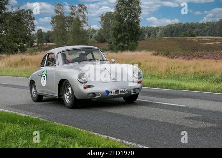 Von 10. Auto-Bild Klassik Hamburg-Berlin vom 24.-26.08.2017 Gemarkung Undeloh in der Lüneburger Heide. Im Foto: Porsche 356C j.1964 ccm1571 PS80 *** ab 10 Auto Bild Klassik Hamburg Berlin vom 24 26 08 2017 Bezirk Undeloh in der Lüneburger Heide im Foto Porsche 356C j 1964 ccm1571 PS80 Stockfoto