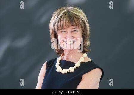 Britische Schriftstellerin, Journalistin, Broadcaster und Kritiker Sarah Dunant besucht einen Fotoauftrag während des Edinburgh International Book Festival am 12. August, 2. Stockfoto