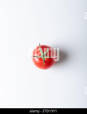 Tomate auf weißem Hintergrund, isoliert Stockfoto