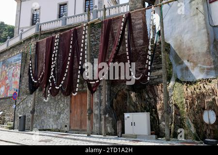 Traditionelle Fischernetze hängen zum Trocknen in dem hübschen Dorf Cudillero, Asturien, Spanien, Europa Stockfoto