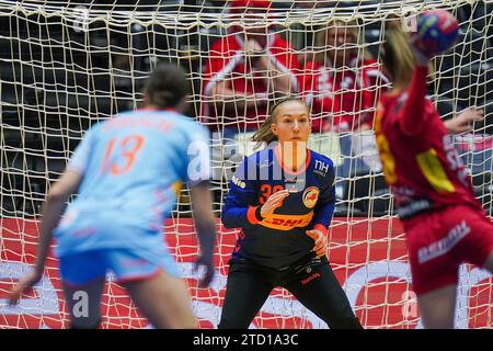 HERNING, DÄNEMARK - 15. DEZEMBER: Torhüterin Yara ten holte aus den Niederlanden während der 26. Handball-Endrunde der IHF-Frauen-Weltmeisterschaft, 5-8 Plätze Spiel zwischen Montenegro und den Niederlanden in der Jyske Bank Boxen am 15. Dezember 2023 in Herning, Dänemark (Foto: Henk Seppen/Orange Pictures) Stockfoto
