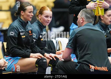 HERNING, DÄNEMARK - 15. DEZEMBER: Yvette Broch aus den Niederlanden, Dione Housheer aus den Niederlanden, Coach per Johansson aus den Niederlanden während der 26. IHF Frauen-WM Handball-Endrunde, 5-8-Platz-Spiel zwischen Montenegro und den Niederlanden in der Jyske Bank Boxen am 15. Dezember 2023 in Herning, Dänemark (Foto: Henk Seppen/Orange Pictures) Stockfoto