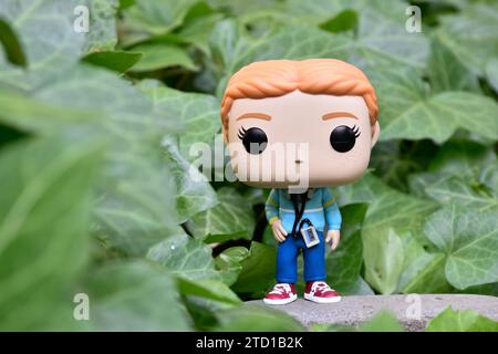 Funko Pop Actionfigur von Max Mayfield mit Kassettenspieler aus der Netflix TV-Serie Stranger Things. Grüne Efeublätter, verlassener Garten. Stockfoto