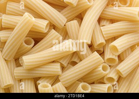 Gruppe von Tortiglioni, traditionelle italienische Pasta, abstrakte Essenshintergründe Stockfoto