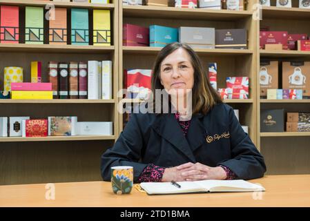 Eine Firmeninhaberin posiert für ein Porträt in ihrem Geschäftsgebäude. Stockfoto