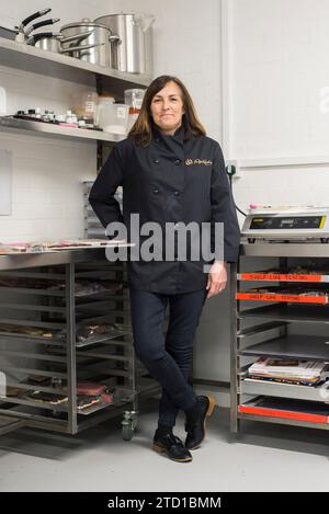 Eine Firmeninhaberin posiert für ein Porträt in ihrem Geschäftsgebäude. Stockfoto