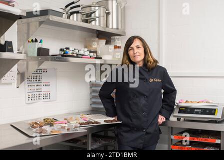 Eine Firmeninhaberin posiert für ein Porträt in ihrem Geschäftsgebäude. Stockfoto